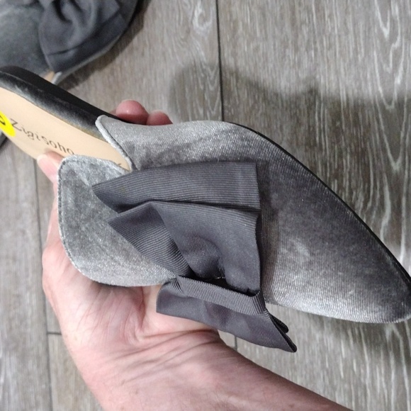 Zigi Soho grey velvet bowtie mules. New. Size 9 - Picture 6 of 9